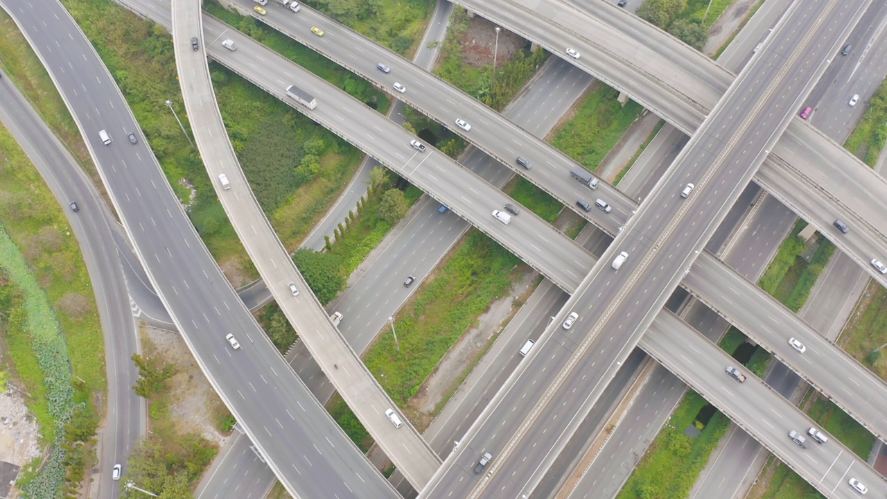 汽车在高速公路或高速公路上驾驶的鸟瞰图。立交桥在道路网络连接中的建筑概念。前视图。城市，曼谷，泰国。视频素材