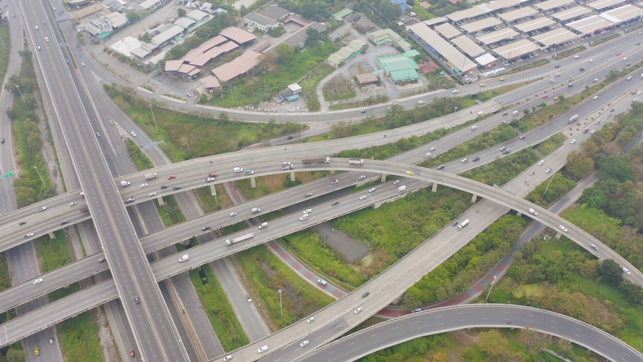 汽车在高速公路或高速公路上驾驶的鸟瞰图。立交桥在道路网络连接中的建筑概念。前视图。城市，曼谷，泰国。视频素材