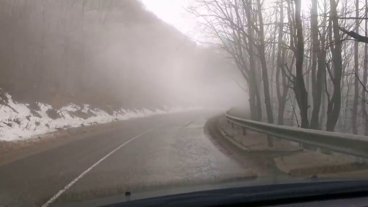 汽车观点。在COVID-19大流行期间，在冬雪中行驶在空荡荡的高速公路上。视频素材