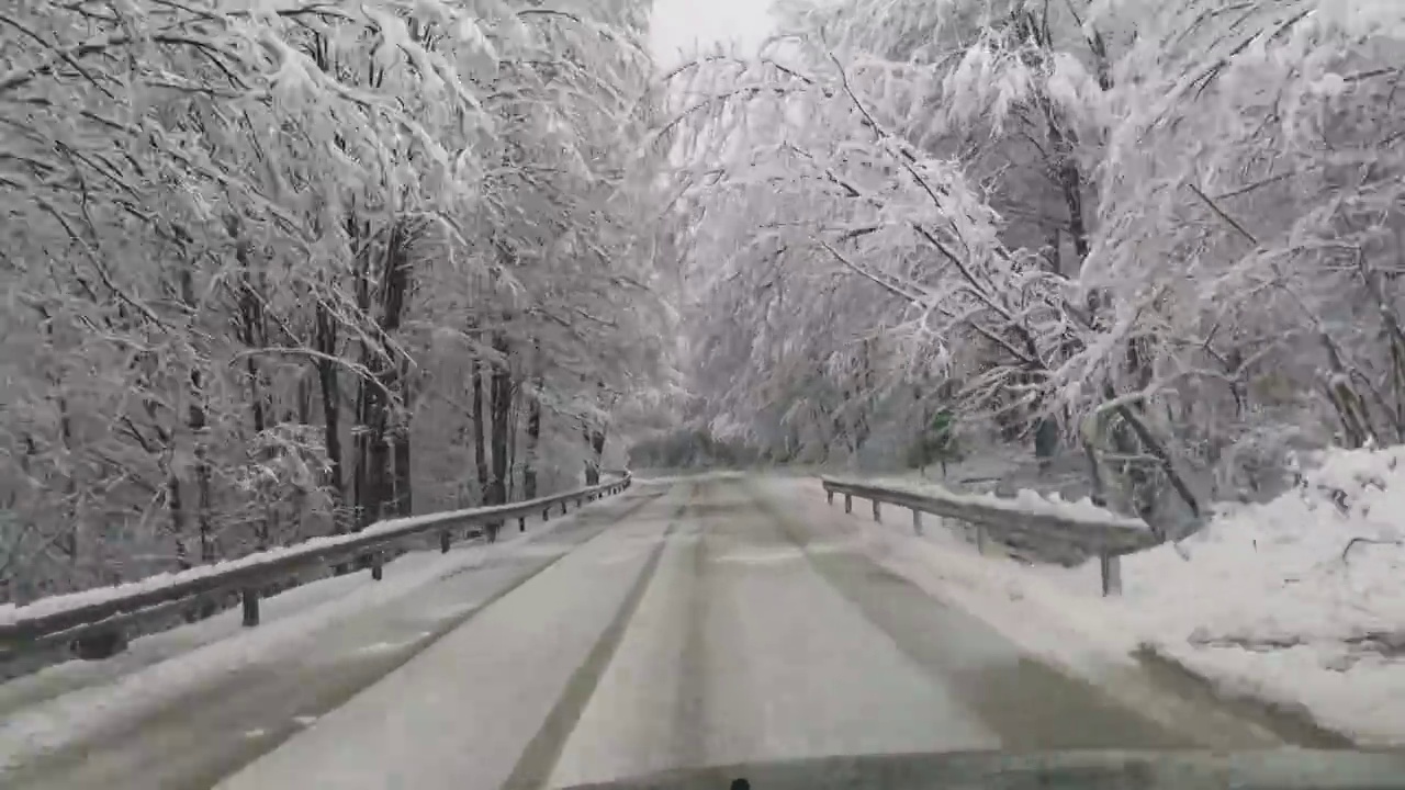 汽车观点。在COVID-19大流行期间，在冬雪中行驶在空荡荡的高速公路上。视频素材