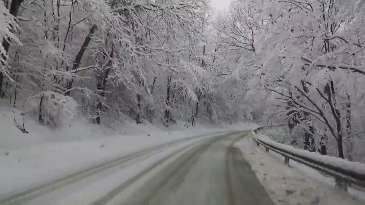 汽车观点。在COVID-19大流行期间，在冬雪中行驶在空荡荡的高速公路上。视频素材