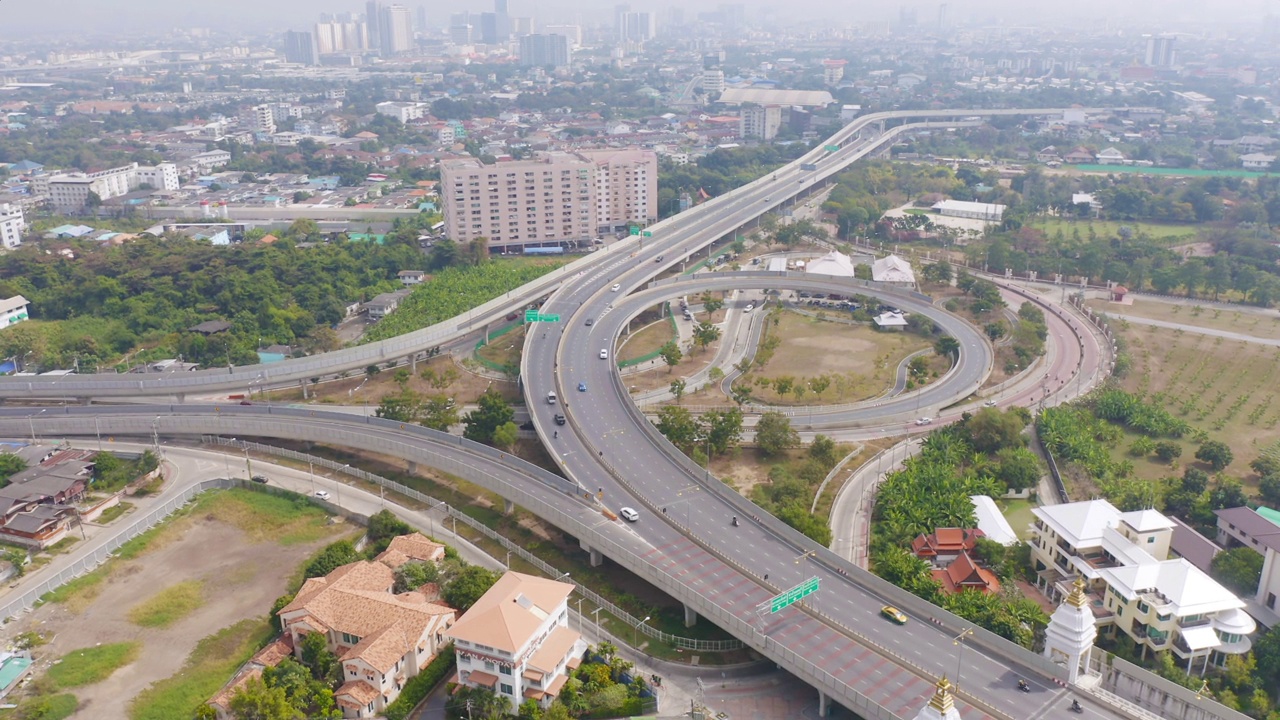 汽车在高速公路或高速公路上驾驶的鸟瞰图。立交桥在道路网络连接中的建筑概念。前视图。城市，曼谷，泰国。视频素材