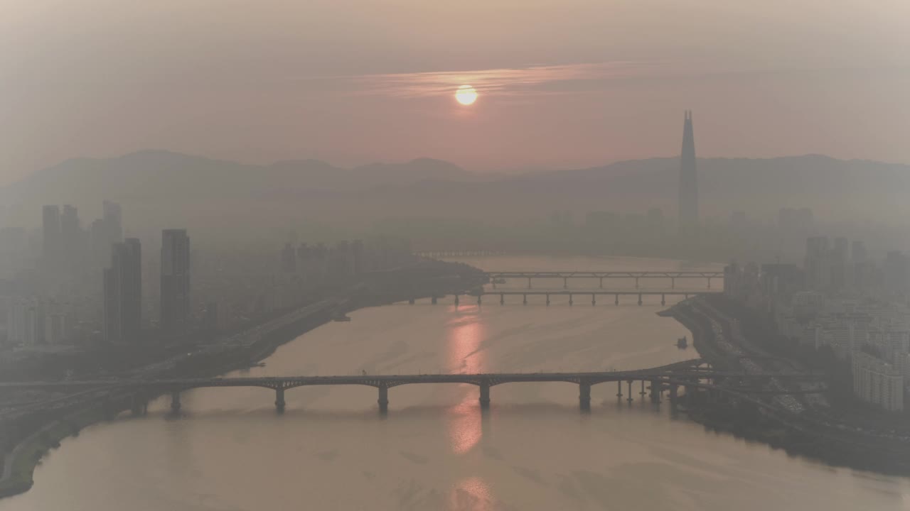 日出风景——韩国汉江和首尔周围充满了颗粒物视频素材