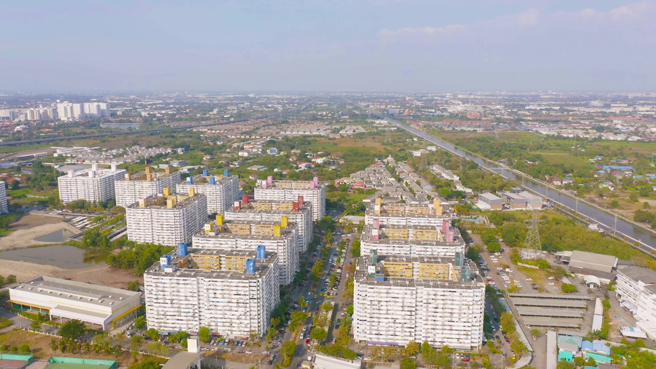 鸟瞰拥挤的住宅公寓或公寓，曼谷市中心天际线，泰国。亚洲智慧城市的金融区中心。摩天大楼和高层建筑。视频素材