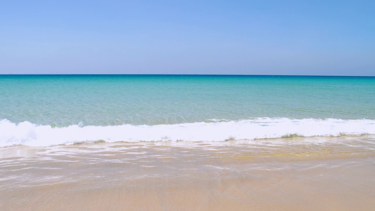 泰国普吉岛的海滩。美丽的热带海滩，蓝天白云。热带海滩，海浪冲击着空荡荡的海滩。安达曼海，沙滩和天空在美丽的夏日假期视频素材