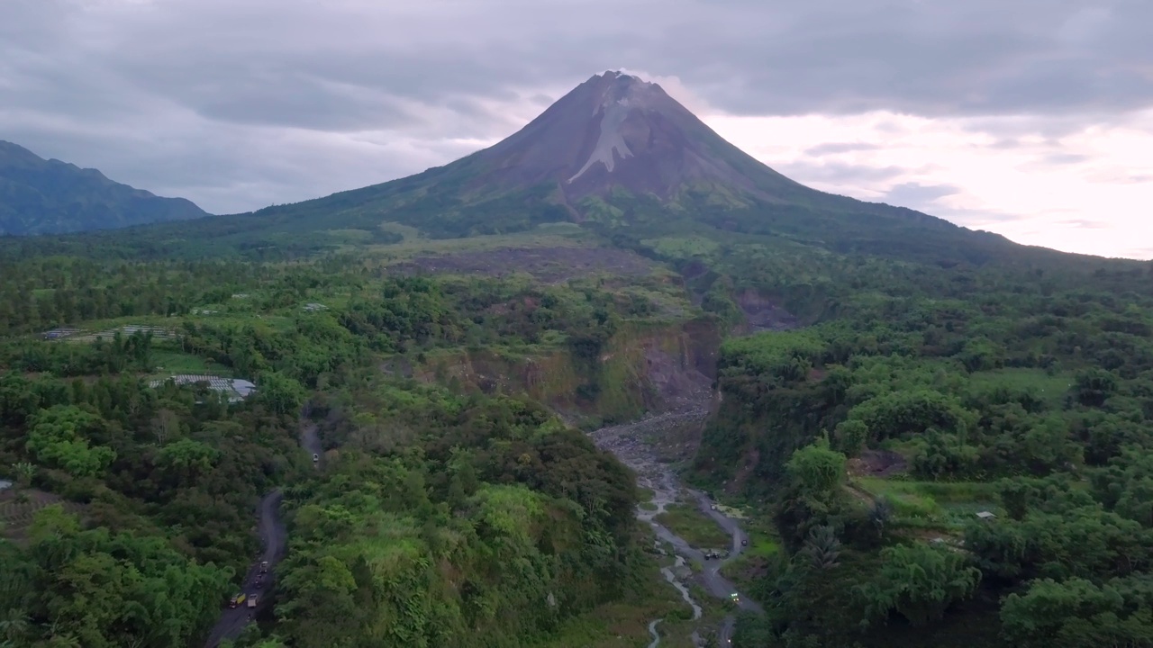 无人机拍摄了一个叫做“Bego Pendem”的地方，可以看到默拉皮火山的熔岩流视频素材