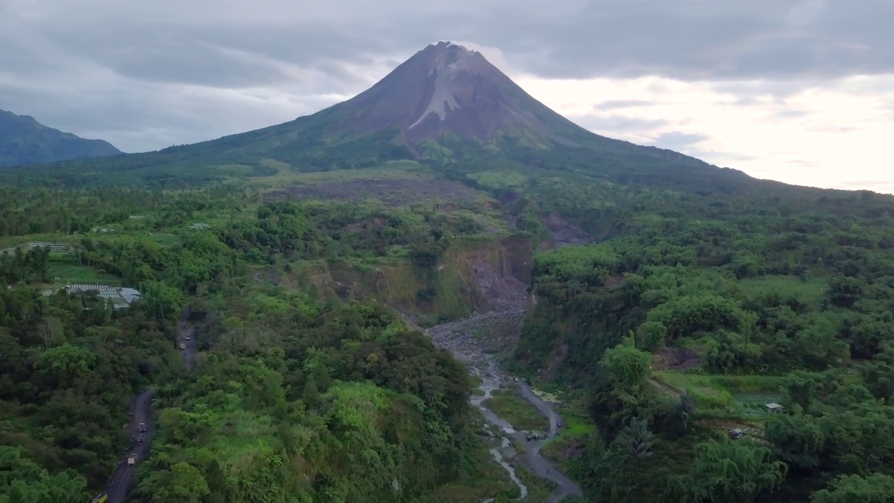 无人机拍摄了一个叫做“Bego Pendem”的地方，可以看到默拉皮火山的熔岩流视频素材