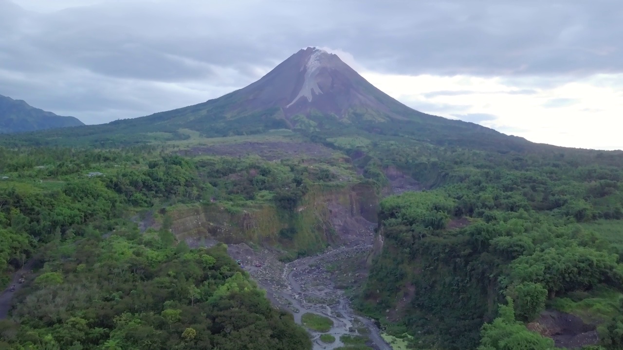 无人机拍摄了一个叫做“Bego Pendem”的地方，可以看到默拉皮火山的熔岩流视频素材