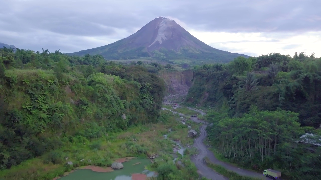 无人机拍摄了一个叫做“Bego Pendem”的地方，可以看到默拉皮火山的熔岩流视频素材