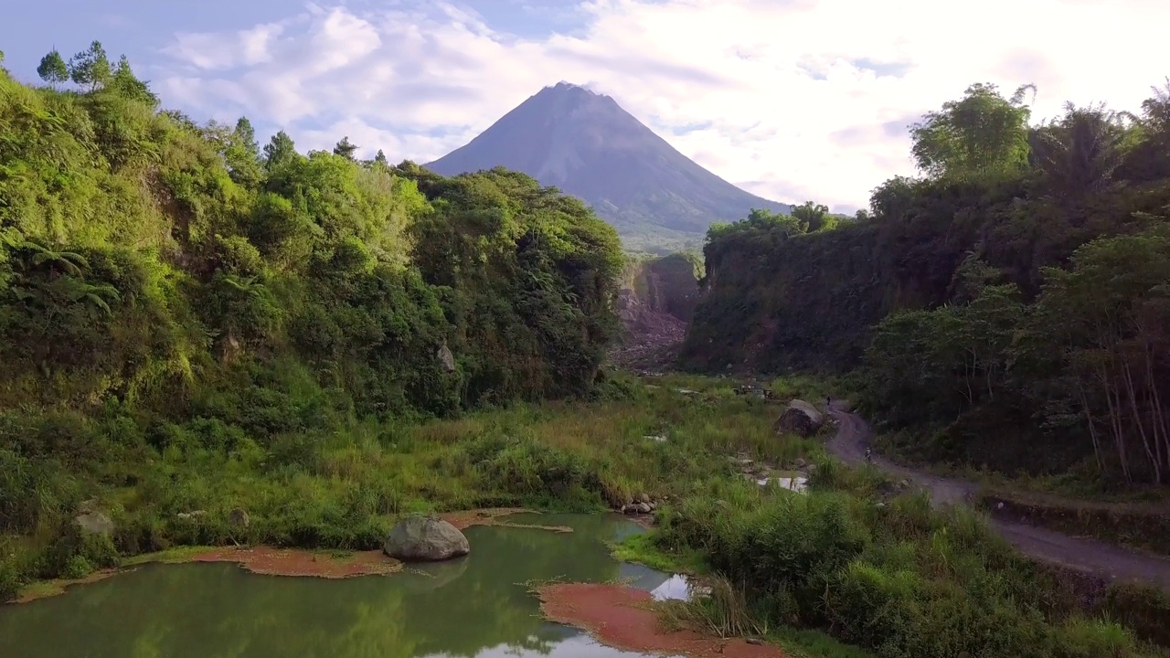 无人机拍摄了一个叫做“Bego Pendem”的地方，可以看到默拉皮火山的熔岩流视频素材