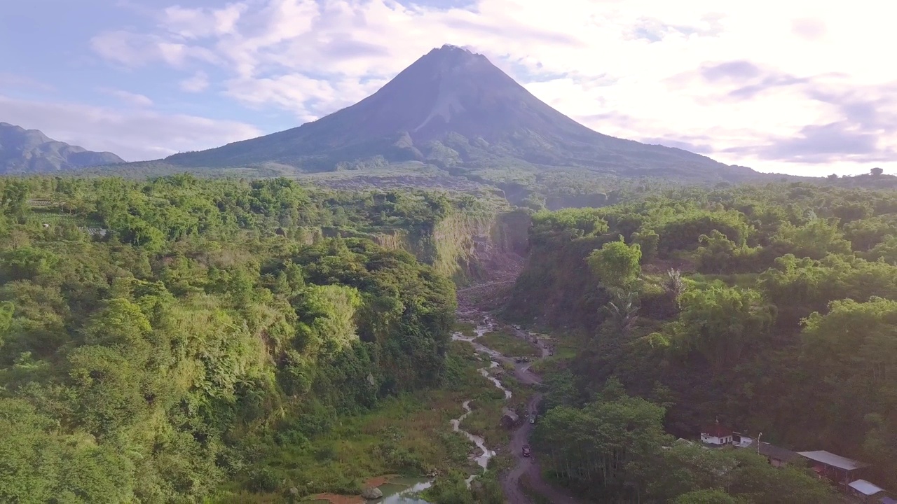 无人机拍摄了一个叫做“Bego Pendem”的地方，可以看到默拉皮火山的熔岩流视频素材