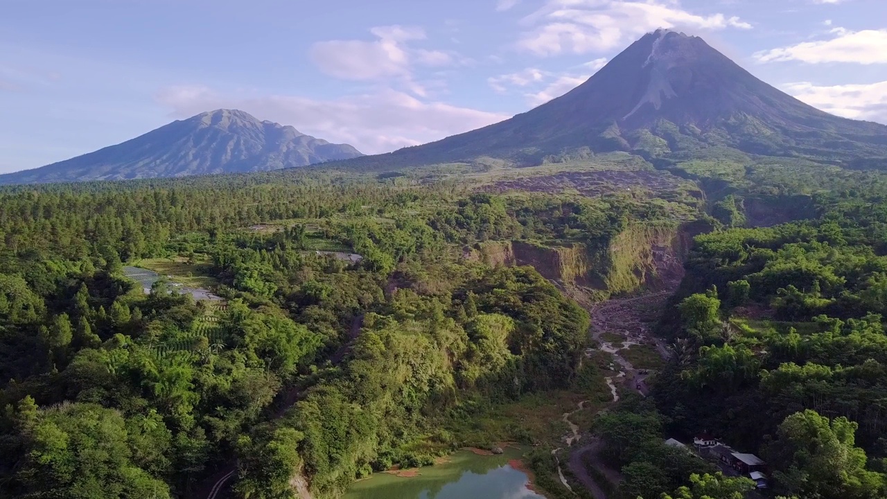 无人机拍摄了一个叫做“Bego Pendem”的地方，可以看到默拉皮火山的熔岩流视频素材