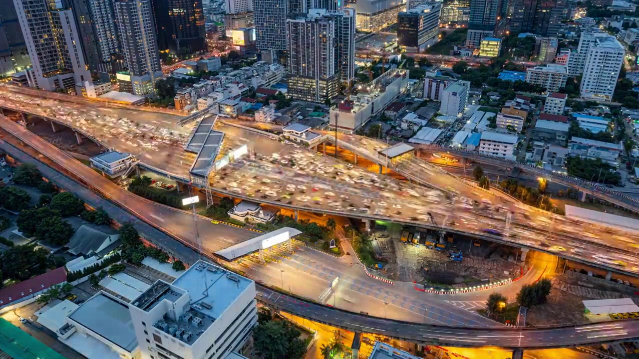 曼谷城市景观的时间推移与高速公路交通道路在夜间高峰时段视频素材