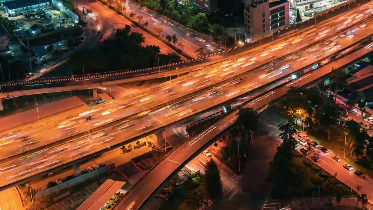 曼谷城市景观的时间推移与高速公路交通道路在夜间高峰时段视频素材