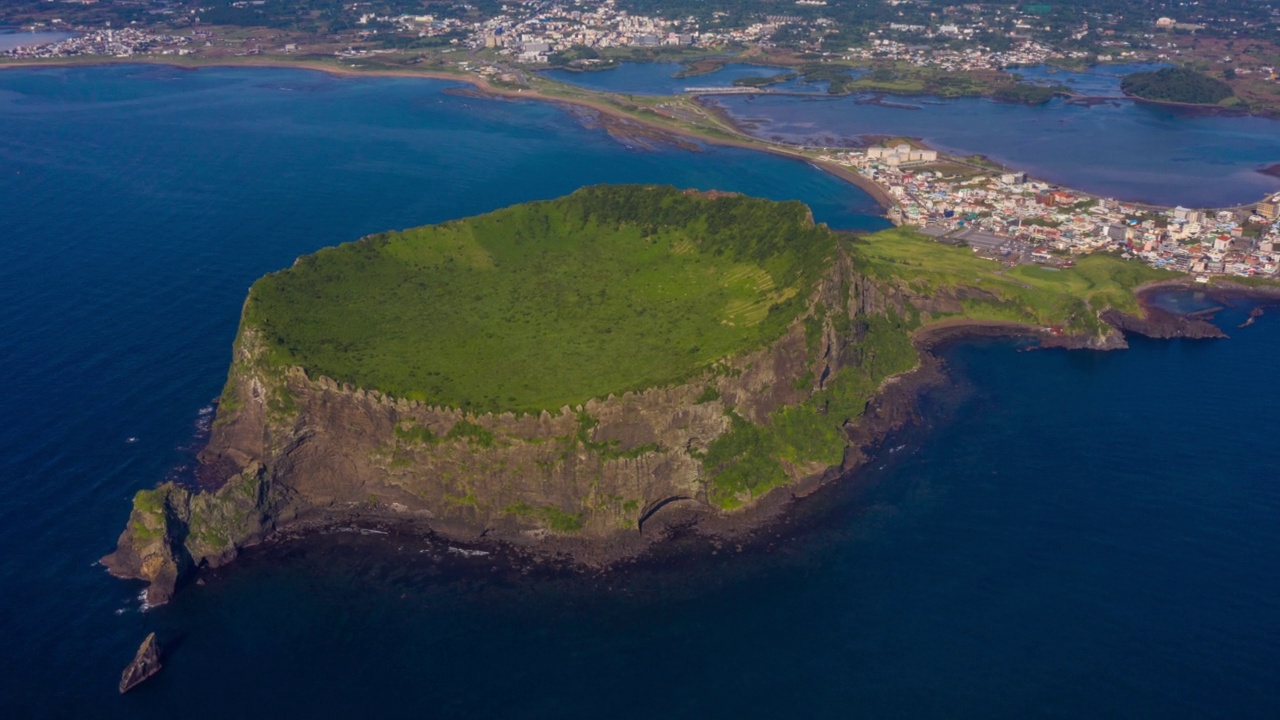 韩国济州岛西归浦市城山郡城山一铁峰的风景视频素材