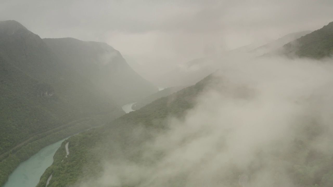 大湖有山和雾云，空中视频素材