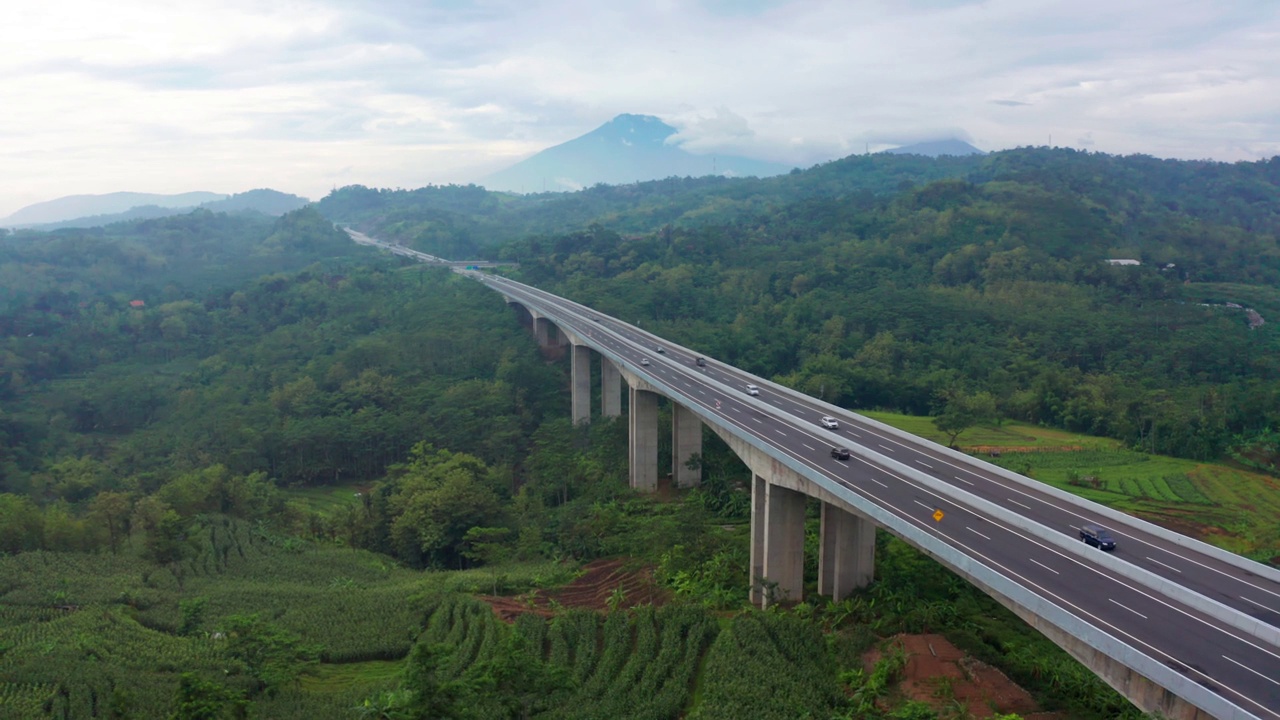 上午的跨爪哇收费公路视频素材