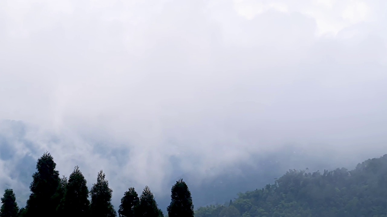 早晨，山脉被厚厚的云层覆盖视频素材