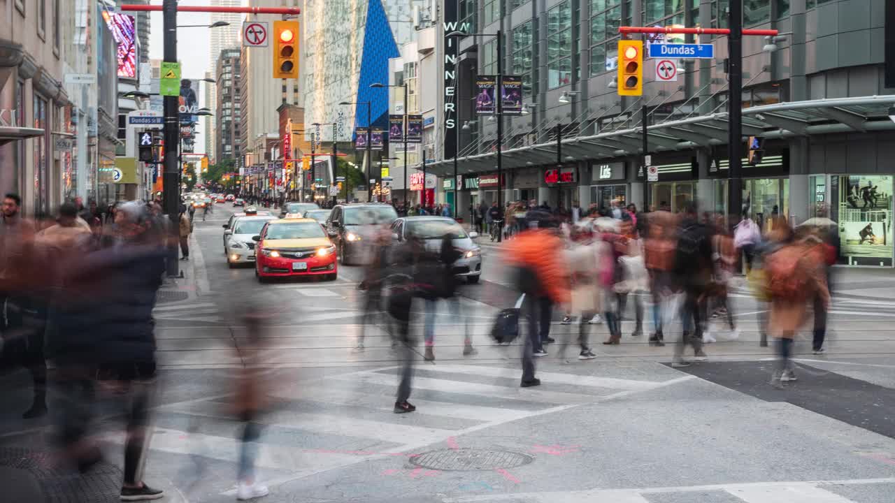 在加拿大安大略省多伦多市中心繁忙的十字路口，行人和交通的时间间隔视图视频素材