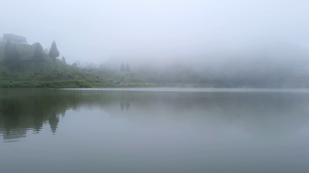 清晨的圣湖上覆盖着白雾视频素材