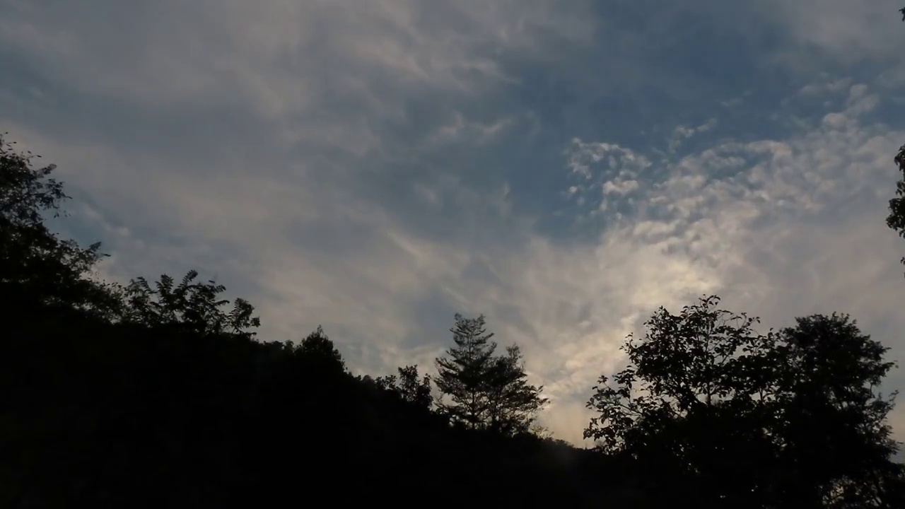 日落的天空和云的山视频素材