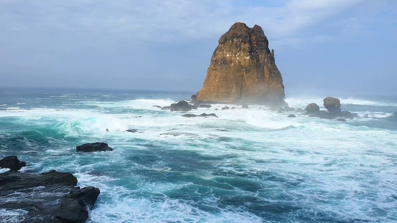 帕马海滩的景观与泡沫的波浪视频素材