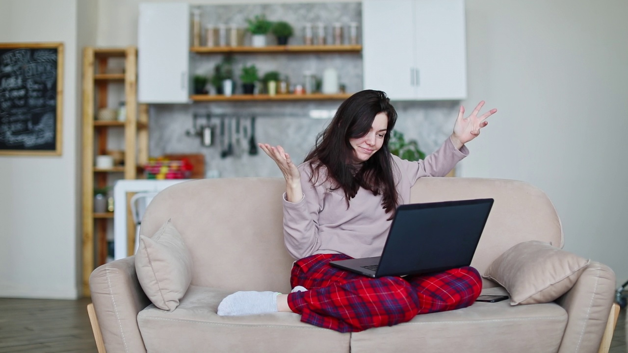 年轻的成年女性在家打视频电话视频素材