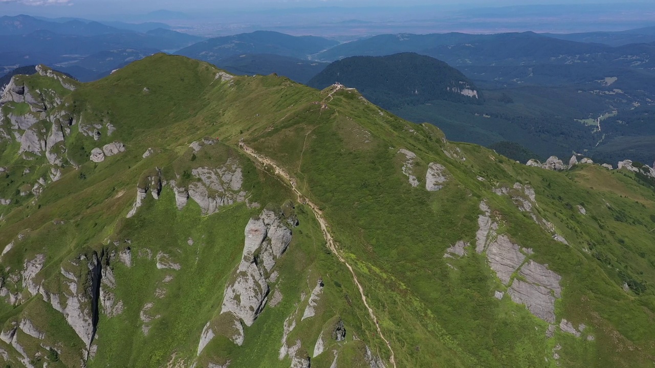 在高山之上飞翔。鸟瞰图Ciucas峰，喀尔巴阡，罗马尼亚视频素材