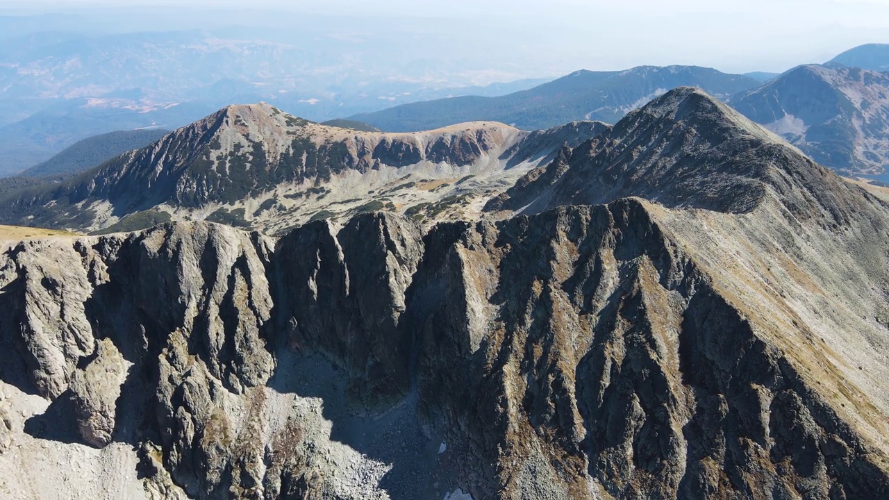 鸟瞰保加利亚皮林山Polezhan峰视频素材