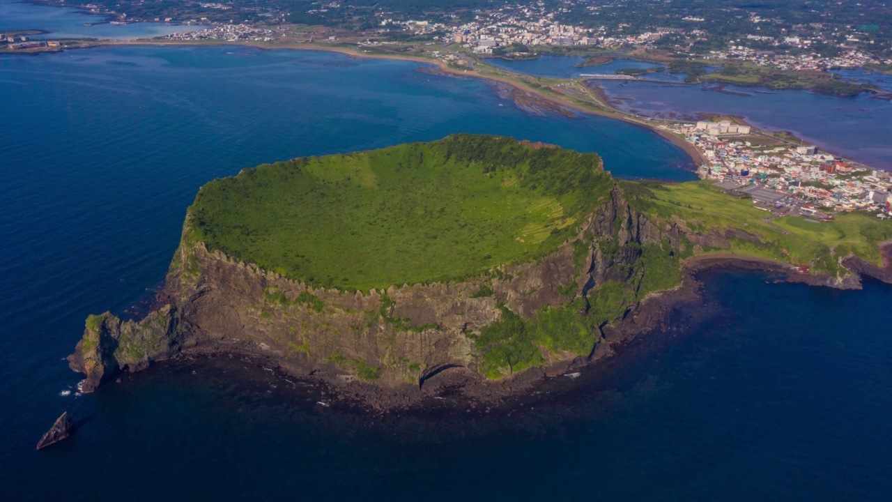 韩国济州岛西归浦市城山郡城山一铁峰的风景视频素材