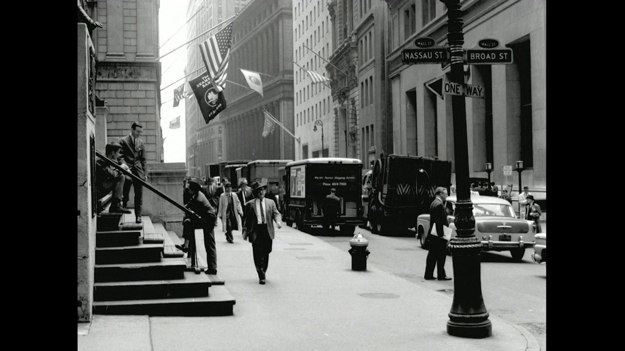 纽约华尔街和宽街的全球交通枢纽;1960视频素材