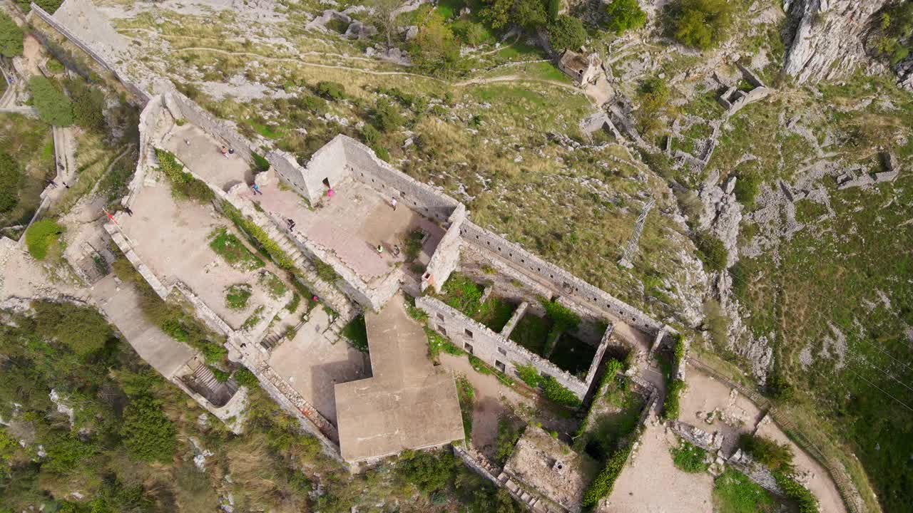 在黑山著名的旅游景点科托尔古城上空，航拍要塞圣约翰圣乔瓦尼。视频素材