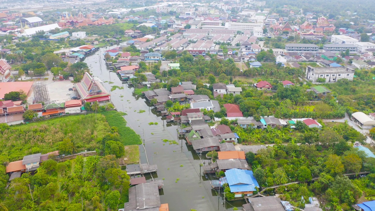 鸟瞰当地住宅与Phasi Charoen，湄南河或运河，自然树木，Nonthaburi市，泰国在亚洲的城市城镇，建筑。视频素材