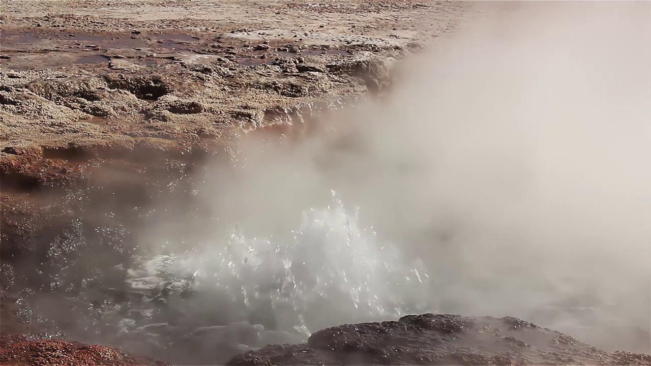 南美智利安托法加斯塔地区，阿塔卡马沙漠，El Tatio间歇泉场喷发的间歇泉。4K分辨率。视频素材