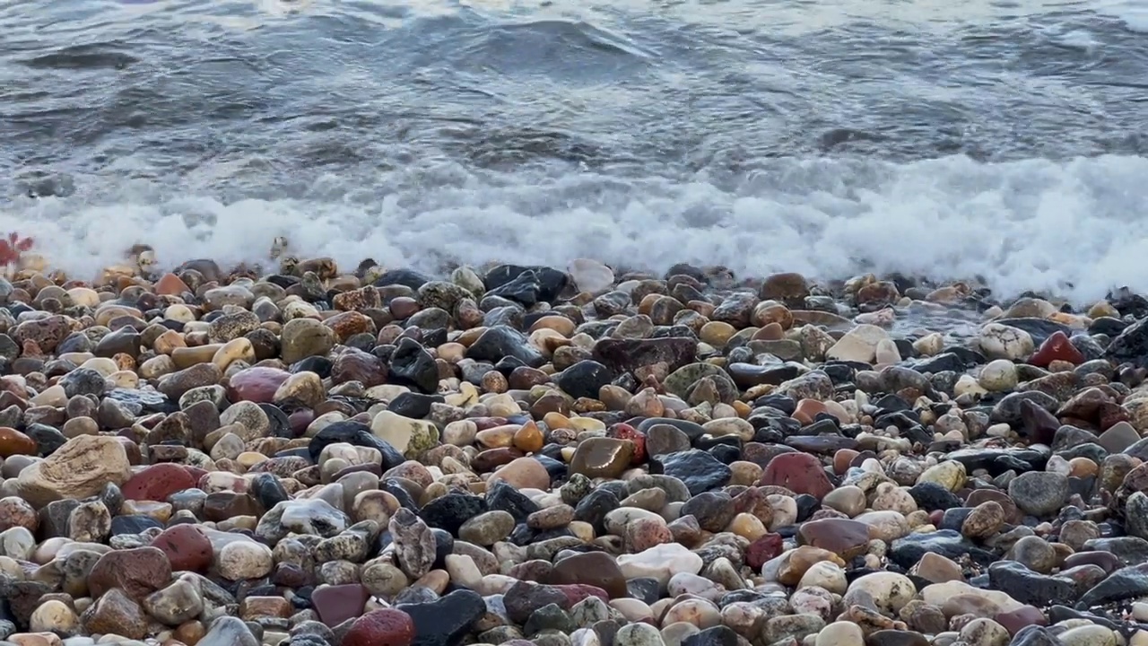 卵石滩。波,冲浪。的海岸线。海水、海洋、河流或湖泊的水视频素材