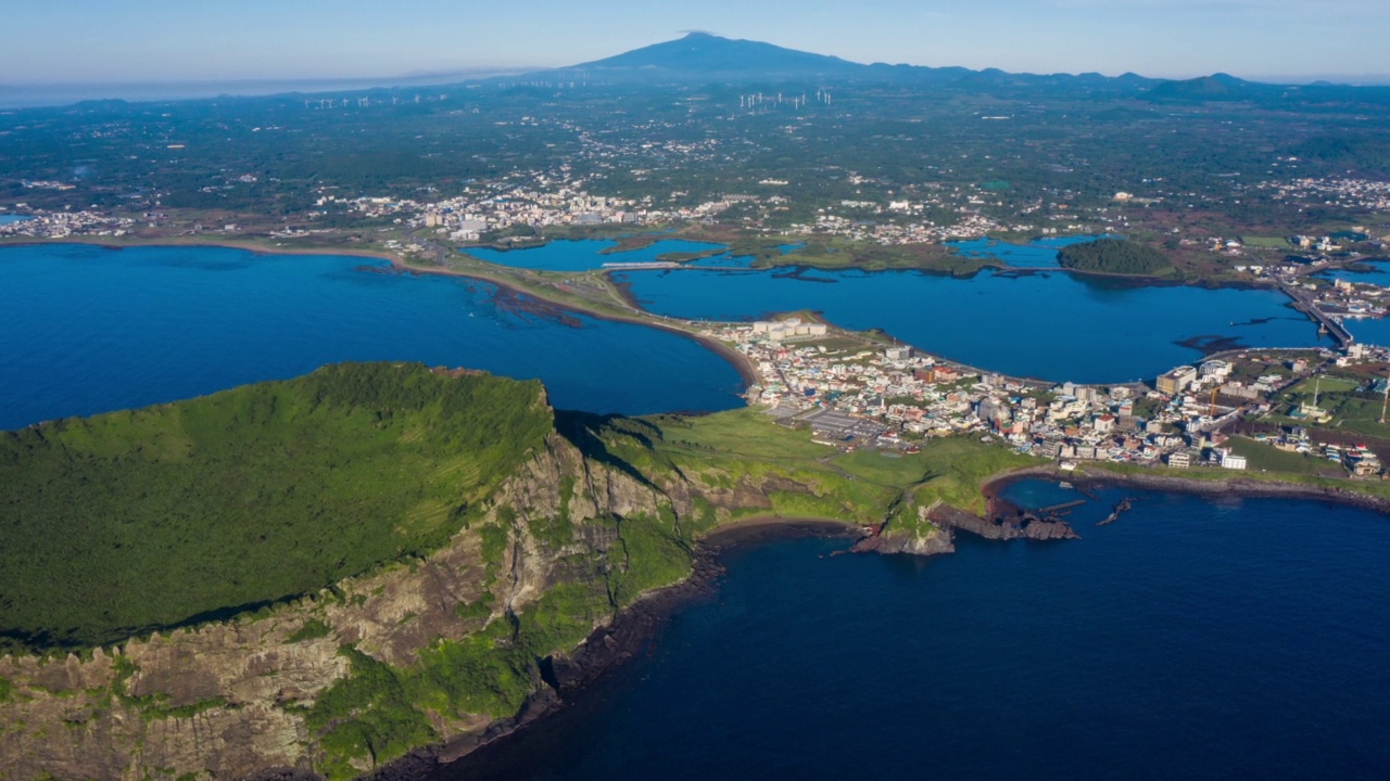 济州岛西归浦市城山郡城山一铁峰和汉拿山的风景视频素材