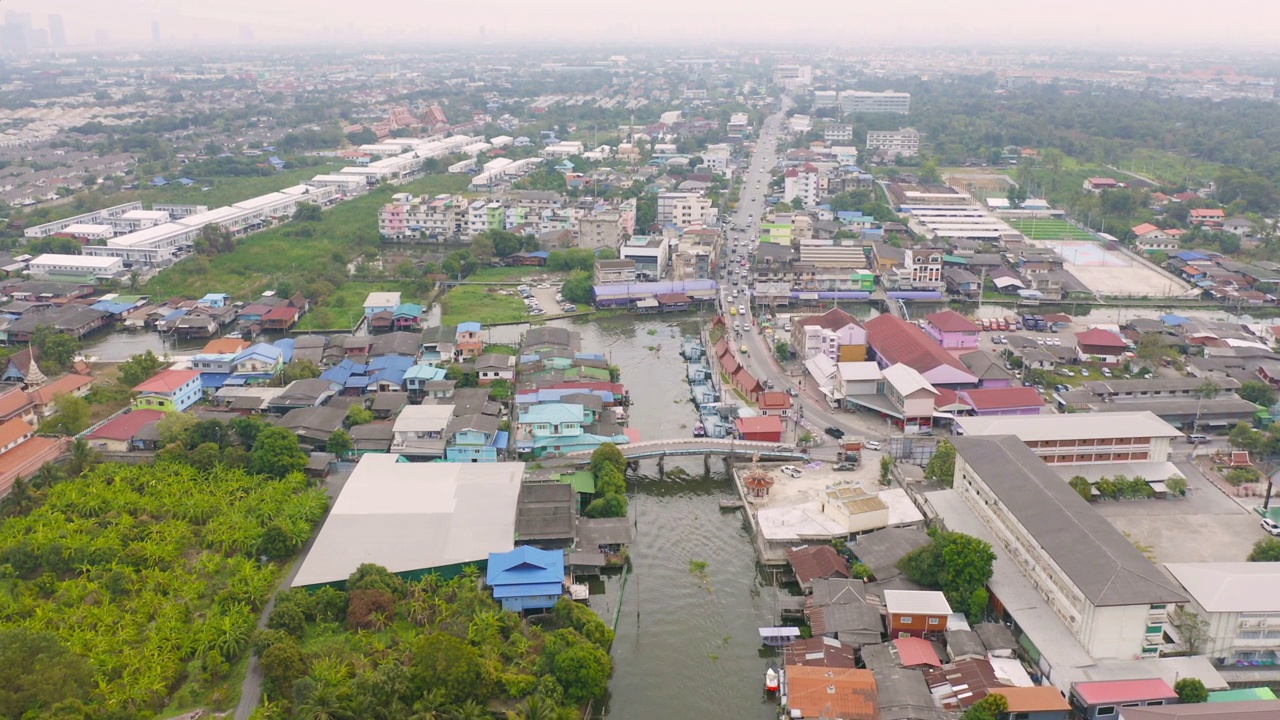 鸟瞰当地住宅与Phasi Charoen，湄南河或运河，自然树木，Nonthaburi市，泰国在亚洲的城市城镇，建筑。视频素材