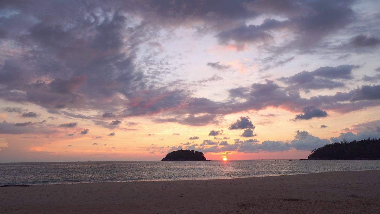 日落在普吉岛海峡在卡塔海滩泰国普吉岛。视频素材