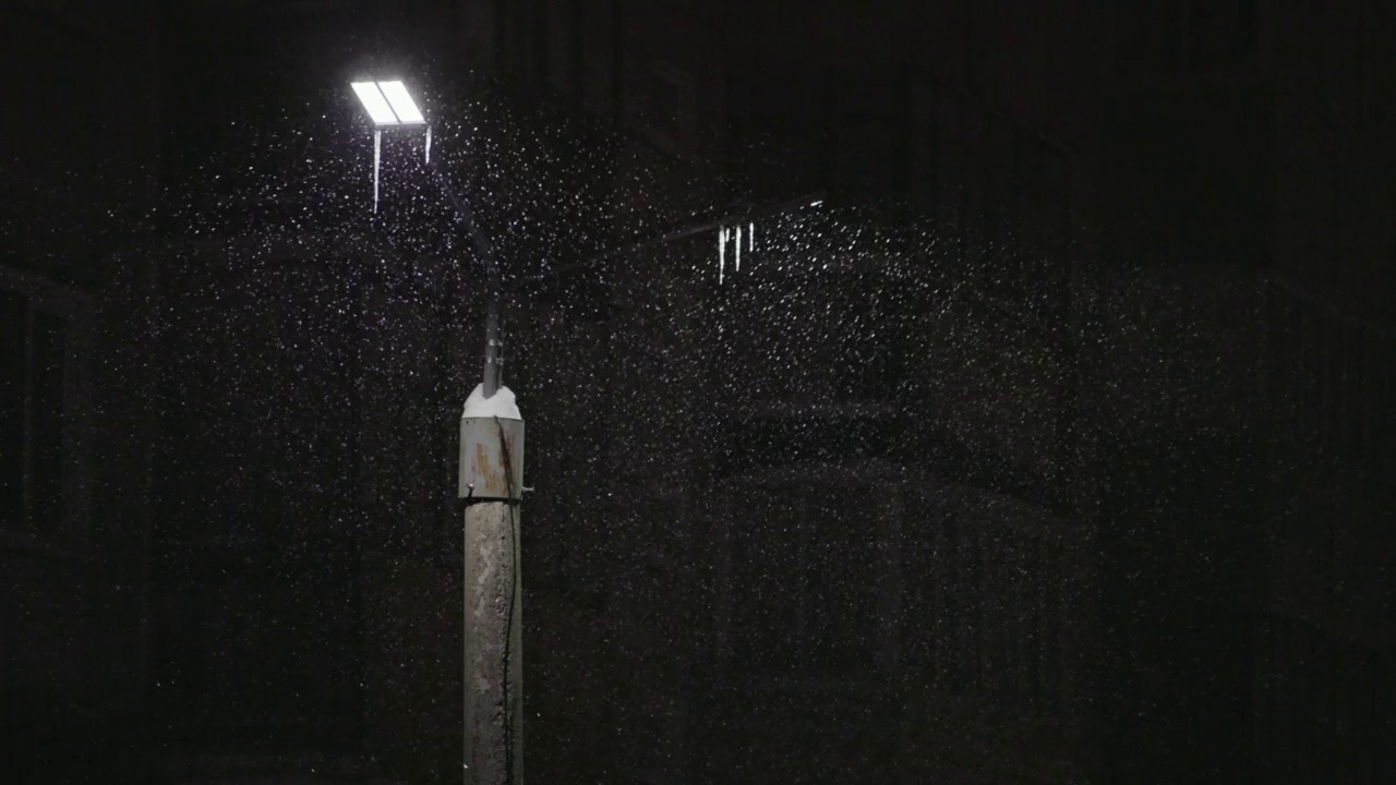 Led灯柱夜间暴风雪特写视频素材