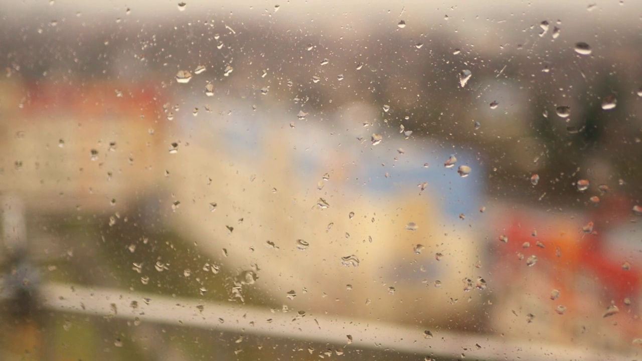 玻璃上的雨。视频素材