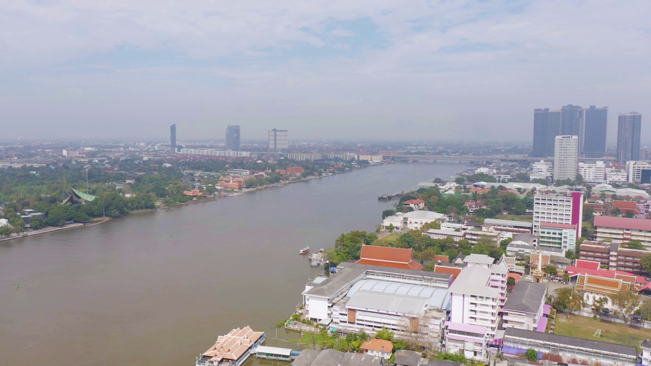 鸟瞰当地住宅与Phasi Charoen，湄南河或运河，自然树木，Nonthaburi市，泰国在亚洲的城市城镇，建筑。视频素材