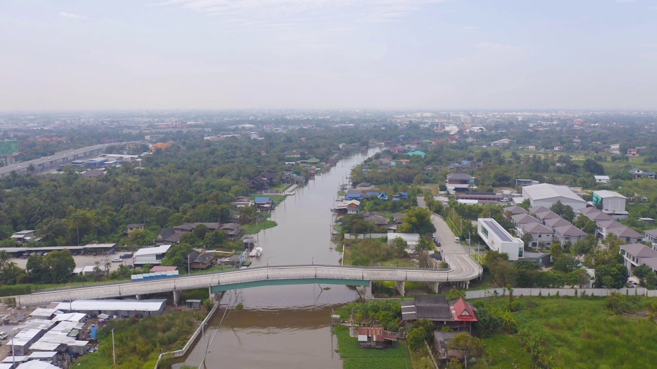 鸟瞰当地住宅与Phasi Charoen，湄南河或运河，自然树木，Nonthaburi市，泰国在亚洲的城市城镇，建筑。视频素材