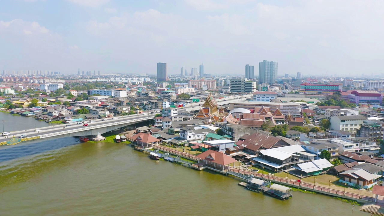 鸟瞰当地住宅与Phasi Charoen，湄南河或运河，自然树木，Nonthaburi市，泰国在亚洲的城市城镇，建筑。视频素材