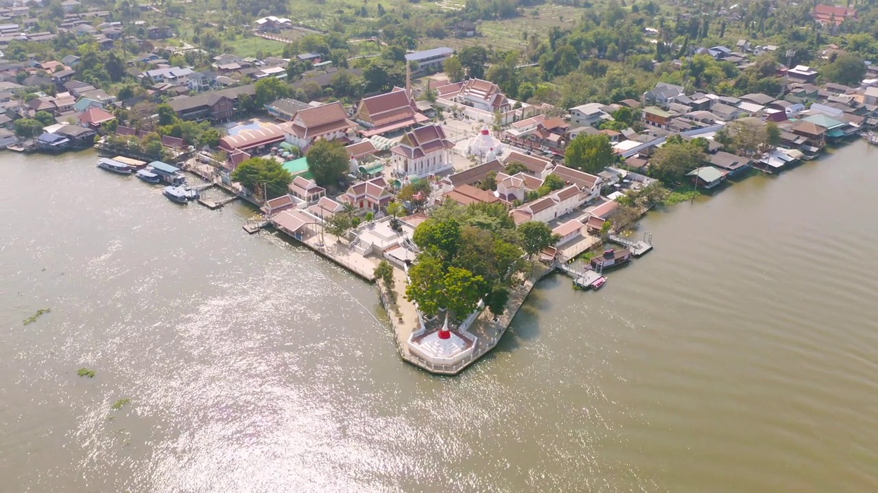 鸟瞰当地住宅与Phasi Charoen，湄南河或运河，自然树木，Nonthaburi市，泰国在亚洲的城市城镇，建筑。视频素材