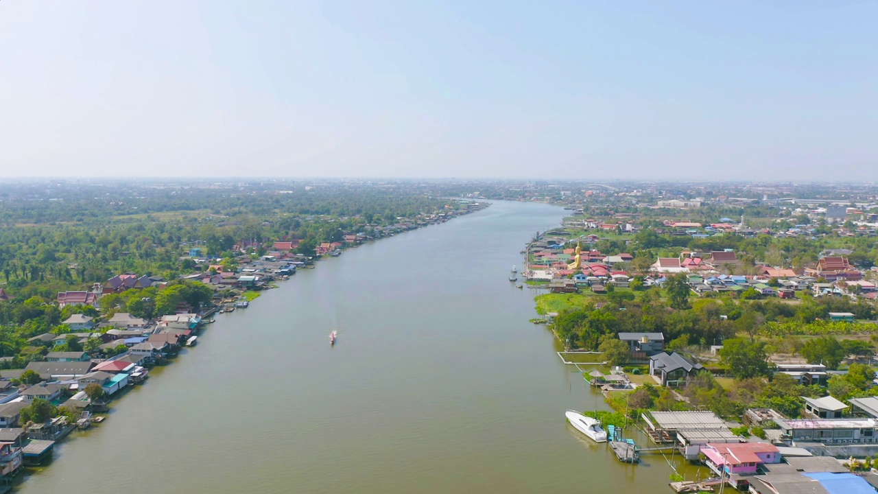 鸟瞰当地住宅与Phasi Charoen，湄南河或运河，自然树木，Nonthaburi市，泰国在亚洲的城市城镇，建筑。视频素材