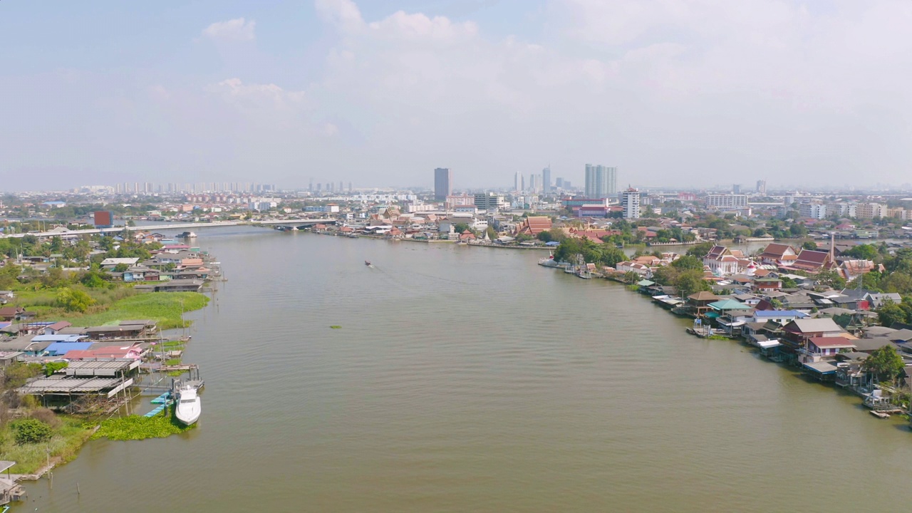 鸟瞰当地住宅与Phasi Charoen，湄南河或运河，自然树木，Nonthaburi市，泰国在亚洲的城市城镇，建筑。视频素材