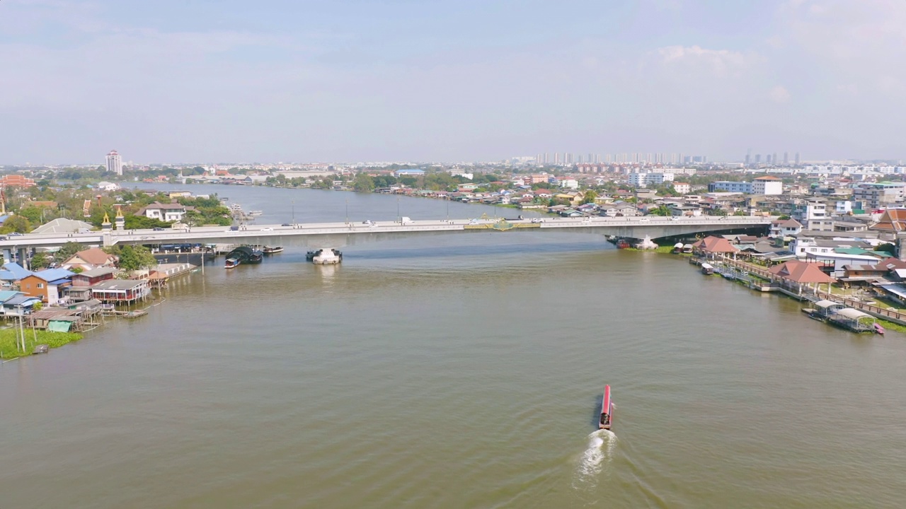 鸟瞰当地住宅与Phasi Charoen，湄南河或运河，自然树木，Nonthaburi市，泰国在亚洲的城市城镇，建筑。视频素材