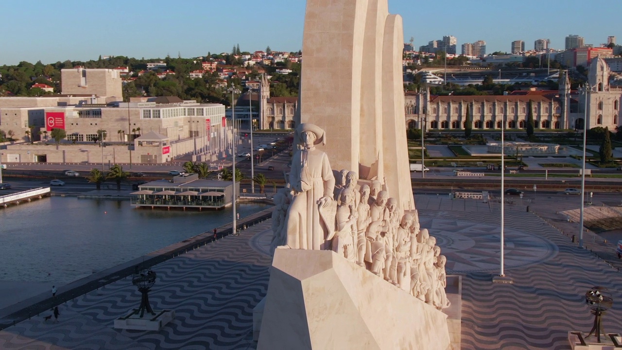 贝伦港和历史遗迹的鸟瞰图(葡萄牙语:Padrao dos Descobrimentos)，位于葡萄牙里斯本塔古斯河北岸视频素材