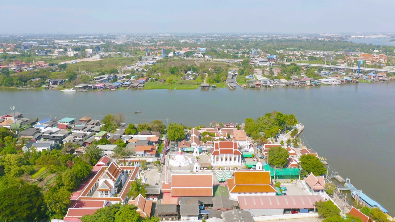 鸟瞰当地住宅与Phasi Charoen，湄南河或运河，自然树木，Nonthaburi市，泰国在亚洲的城市城镇，建筑。视频素材