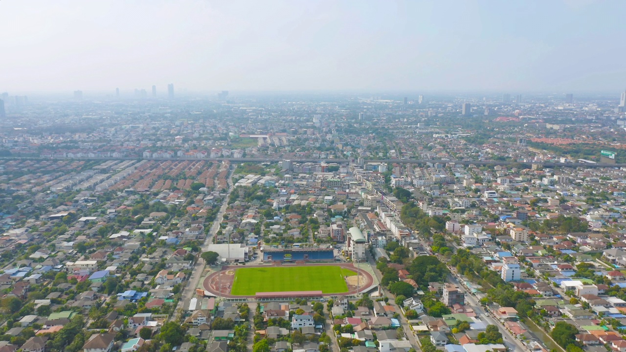 足球运动休闲场地，国家体育场的鸟瞰图。亚洲的城市城镇。绿色法院竞技场。视频素材